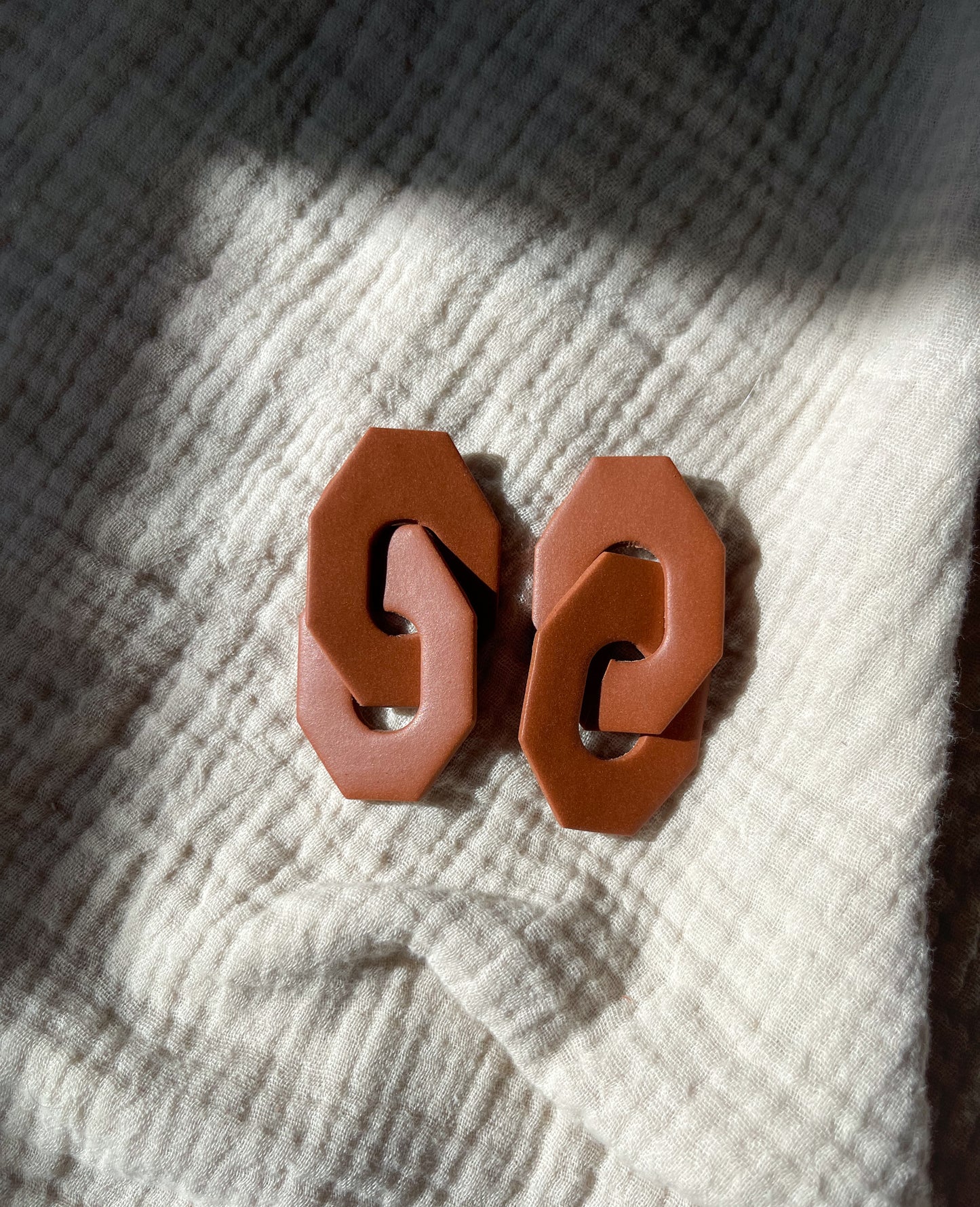 Cinnamon chain link studs