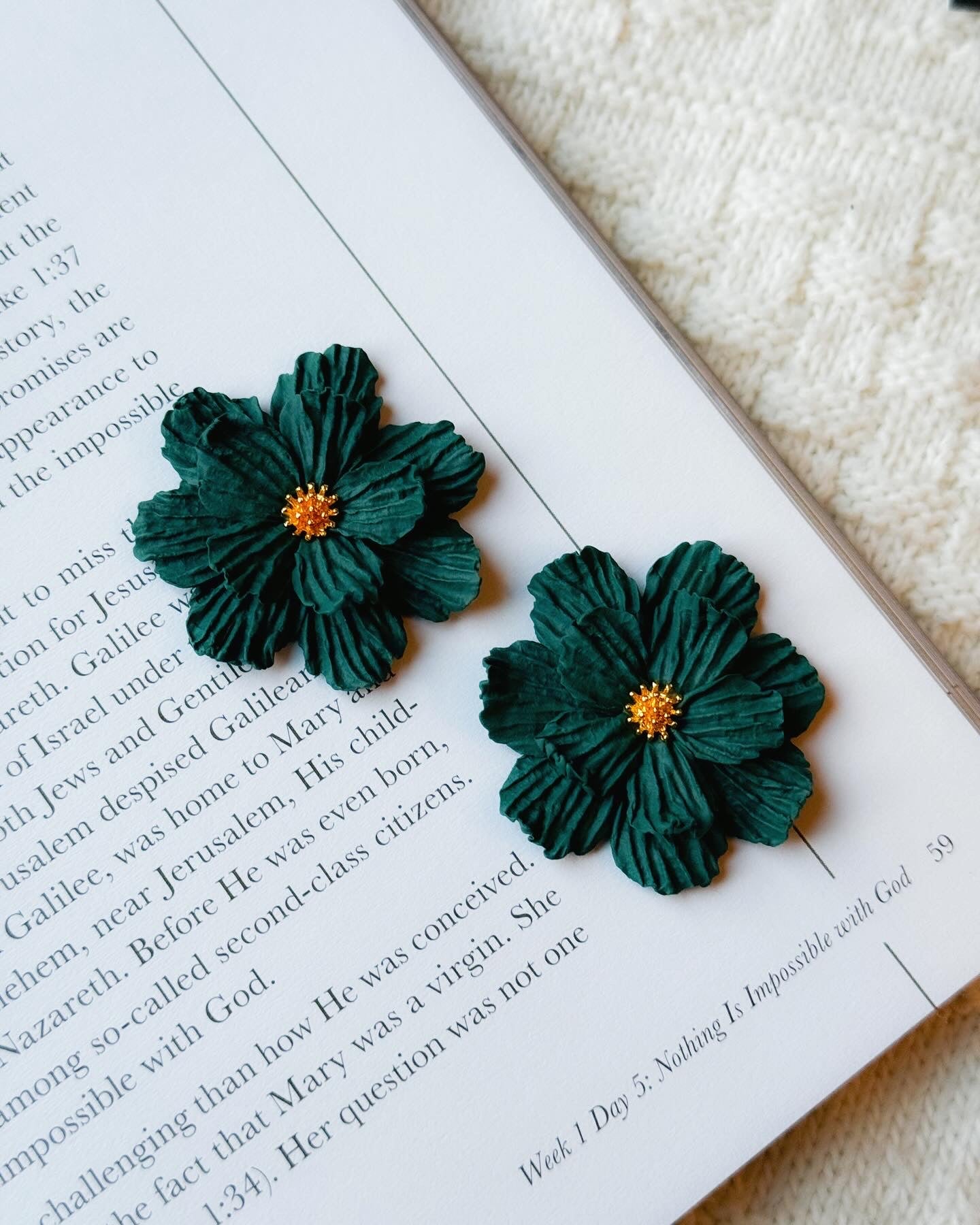 Pine holiday flower stud