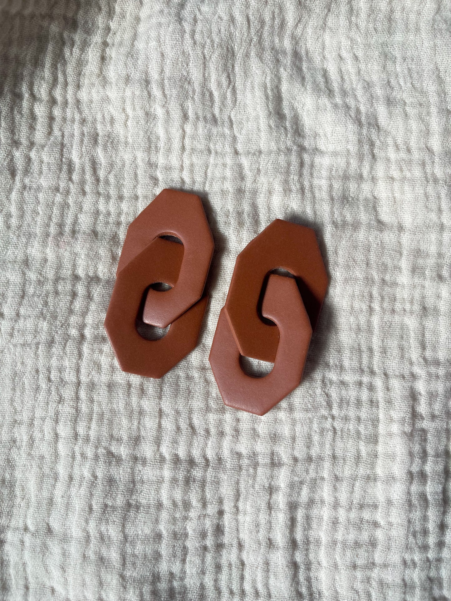 Cinnamon chain link studs