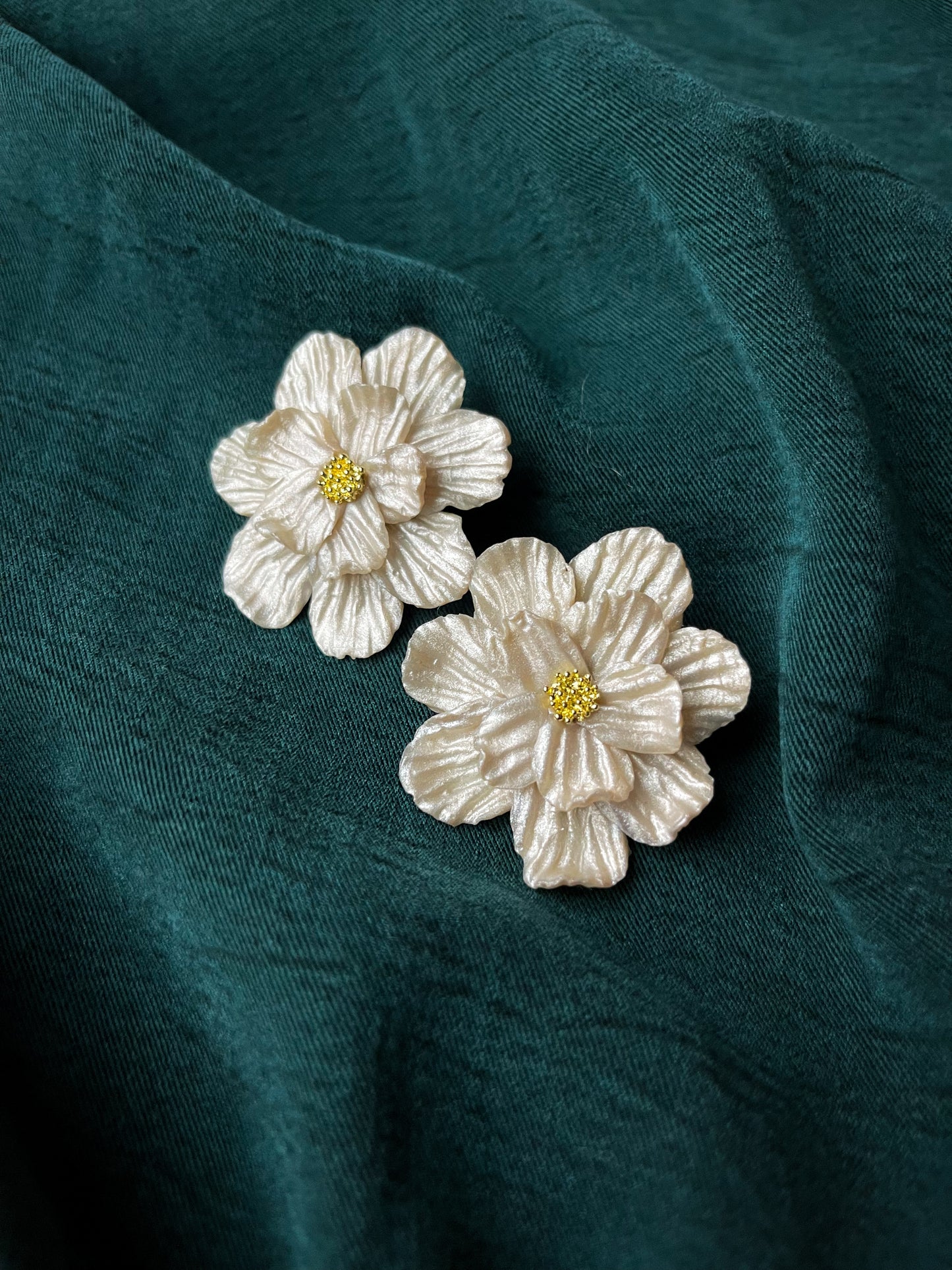 Pearl holiday flower stud