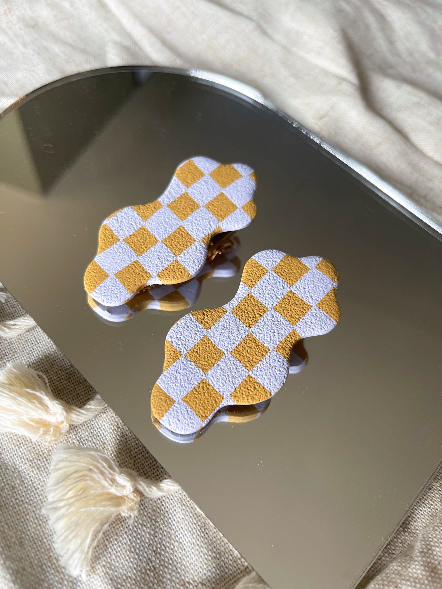 Wavy lavender and ochre checkered clip